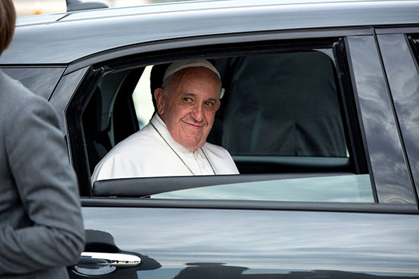 Pope Francis prepares to depart following his Arrival Ceremony in the United States, 23 Sep 2015. Official White House Photo by Pete Souza, CC BY 3.0